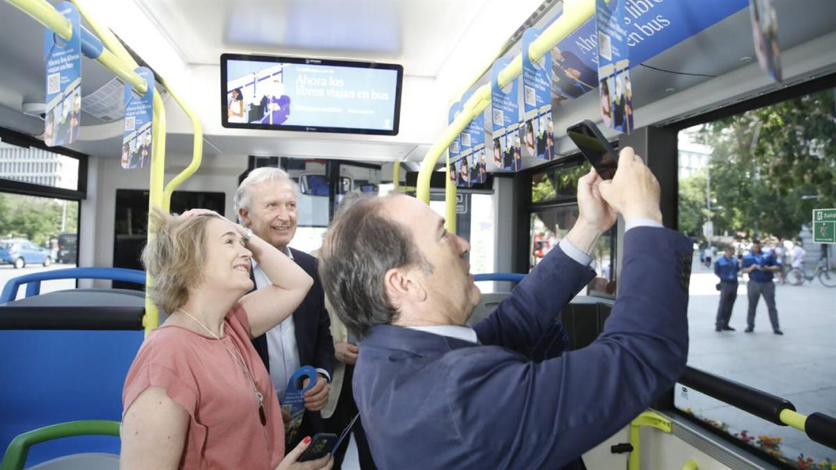 Una iniciativa del Ayuntamiento de Madrid que permite acceder a libros digitales en los autobuses de EMT